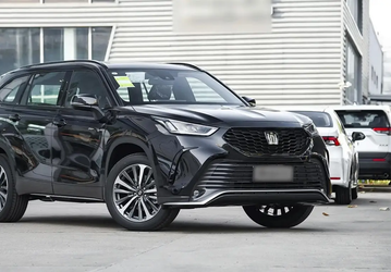 Московские дилеры предлагают Toyota Crown Kluger. Цены очень сильно поменялись с начала года