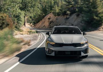 Аналог Toyota Camry и Honda Accord от Kia. В Россию привезли новые Kia K5 в топовой комплектации Signature