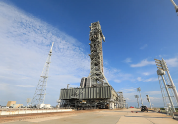 NASA готовит мобильную пусковую установку к запуску лунной миссии Artemis II