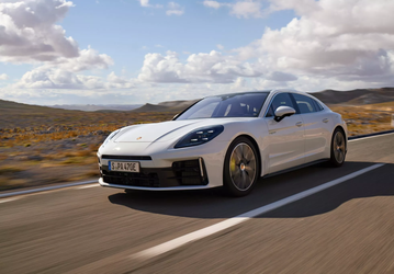 В России начались продажи новых Porsche Panamera 4 E-Hybrid и 4S E-Hybrid