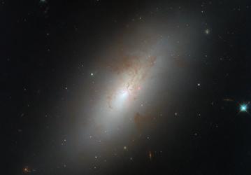 «Хаббл» запечатлел уникальную галактику NGC 4694: комбинация спиральной и эллиптической форм
