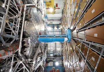 Физики ATLAS достигли новой точности в измерении скоростей образования пар верхних кварков