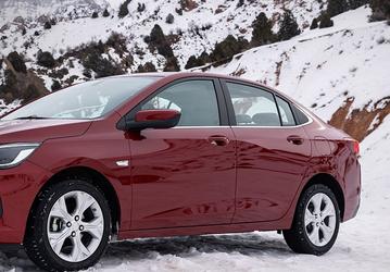 Современные седаны Chevrolet Onix с «автоматом» и 132-сильным мотором по цене Lada Vesta в России стоят менее 2 млн рублей