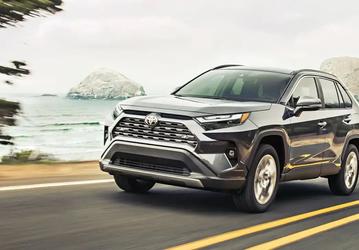 В Россию везут партию новейших Toyota RAV4 2025. Названы цены