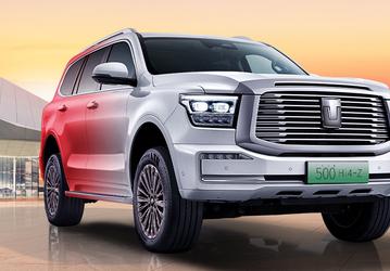 Замена Land Cruiser 300. 863-сильный рамный внедорожник Tank 500 Hi4-Z Definitely Red с запасом хода 1100 км прибыл раньше срока