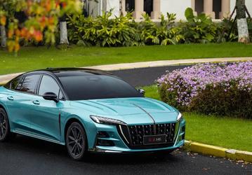 Замена  BMW 5-Series, Audi A6 и Mercedes-Benz E-Class. В России официально выходит премиальный лифтбэк Hongqi H6