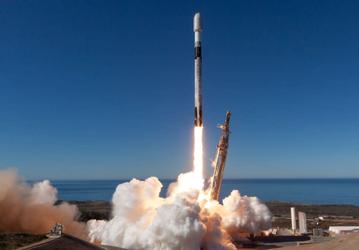 27 спутников Starlink застряли на Земле: самолёт Delta вторгся в зону запуска за 11 секунд до старта