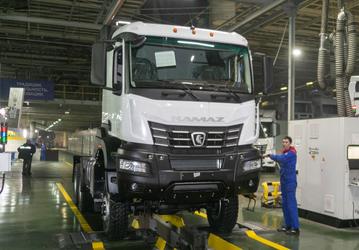 КамАЗ выпустил первую партию 560-сильных тягачей в антисанкционном исполнении