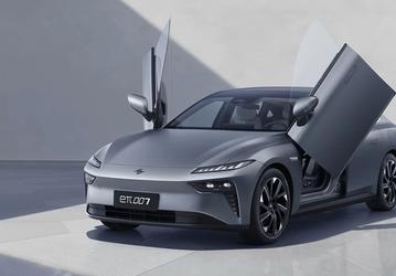 544 л.с., полный привод и размеры, как у Toyota Avalon — всего 3 млн рублей. В Белоруссии начали продавать лифтбэк Dongfeng «Епи 007», такие машины планировали собирать в России