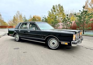 «Такая только у меня и у Майкла Джексона». В России продают Lincoln Town Car как в «Бригаде», в идеальном состоянии