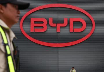 Китайский автопроизводитель BYD приблизился к Tesla по продажам электромобилей по итогам 2024 года