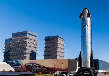 Илон Маск назвал новую дату запуска гигантской ракеты Starship с макетами Starlink V3