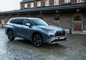 Дилер привез в Россию партию кроссоверов Toyota Highlander: полный привод, «автомат» и 248 л.с. за 7,4 млн рублей