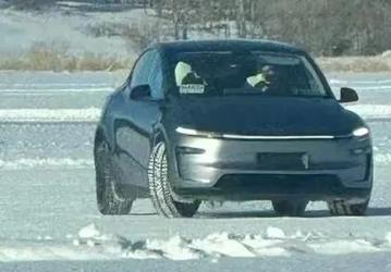 Илон Маск и Tesla полностью поменяли дизайн своего бестселлера: первые живые фото без камуфляжа Tesla Model Y 2025