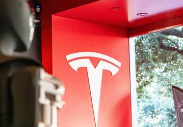 ChatGPT прогнозирует рост акций Tesla до $550 в 2025 году: что это значит для инвесторов?