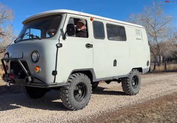 УАЗ «Буханка» превратилась в UAZ Buhanka. Американцы установили в российский вездеход 4,8-литровый мотор V8 от Chevrolet Silverado и 4-ступенчатый «автомат» GM