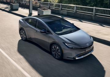 Toyota провела работу над ошибками. Представлен Toyota Prius 2025, и он теперь может проехать до 110 км без бензина