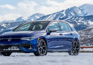Volkswagen Golf 2025 лишился механической коробки передач: это вызвало бум продаж GTI и Golf R с МКПП