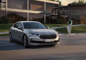 Новый лифтбэк Skoda Superb IV превратился в подзаряжаемый гибрид: 204 л.с. и 120 км без бензина