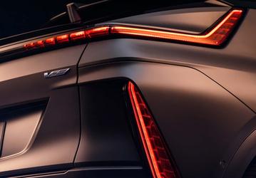 Самый быстрый Cadillac в истории разгоняется до 100 км/ч за 3,3 с и оснащен 33-дюймовым экраном. Представлен Cadillac Lyriq-V 2026