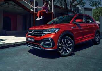 Кроссовер Volkswagen с 6-ступенчатым «автоматом» и простым мотором — всего 2,3 млн рублей. В Россию привезли новые Volkswagen Tacqua