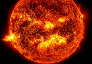 Огромная корональная дыра на Солнце не пройдет бесследно: Земле грозят магнитные бури