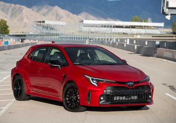 В России стартовали продажи Toyota Corolla с трехцилиндровым мотором на 304 л.с.
