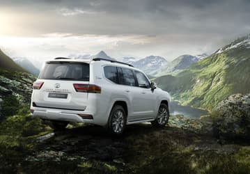 В России уже продают новейший Toyota Land Cruiser 300 2025