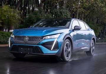 В России стартовали официальные продажи стильного кроссовера Peugeot 408X с 8-ступенчатым «автоматом»