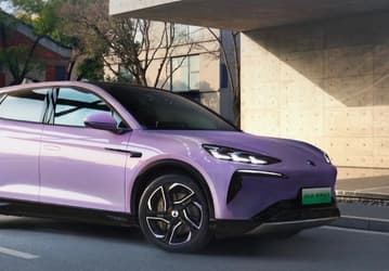 Бывшее детище Mercedes-Benz и BYD преобразилось. Представлена новая версия бестселлера — Denza N7 2025 с системой «Глаз бога»