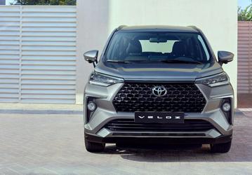 Семиместная Toyota с надежным мотором дешевле китайских аналогов. Сколько дилеры просят за Toyota Veloz в России