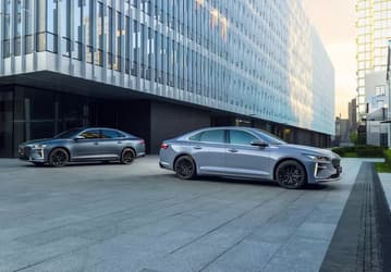 Большой 218-сильный бизнес-седан класса Toyota Camry от Geely — за 2,8 млн рублей. Стартовали продажи белорусских Preface, которые оказались дешевле, чем в России