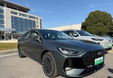 Замена Toyota Camry получит в России новый двигатель. Подробности о Chery Arrizo 8 2025