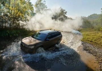 Огромный Volkswagen Touron Pro 2025 длиной 5,2 м расходует всего 8 л топлива на 100 км и разгоняется до 100 км/ч за 7,6 с