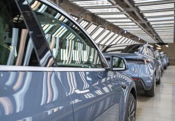 У Tesla праздник: огромный завод в Шанхае наконец начал массовое производство долгожданной модели