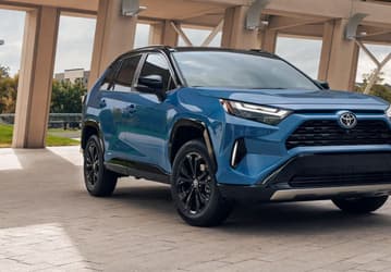 Toyota RAV4 Hybrid — за 5,59 млн рублей, Skoda Kodiaq — за 5,4 млн рублей. В России стартовали продажи санкционных машин 2025 года выпуска