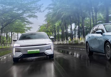 Geely в Китае просит всего 10,9 тыс. долларов за просторный седан Galaxy L6 EM-i с 218-сильным мотором, расходом 3,8 л/100 км и отличным оснащением