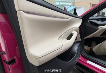 Xiaomi SU7 2025 получил улучшенный салон, кожу вместо замши, более удобные кресла, новые разъёмы