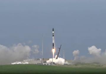 Двойной успех в космосе: Rocket Lab и SpaceX провели знаковые запуски с интервалом в 4 минуты