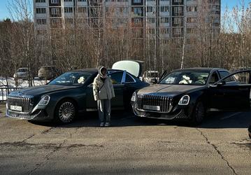 Аналоги Rolls-Royce и Mercedes-Maybach заметили в московском дворе