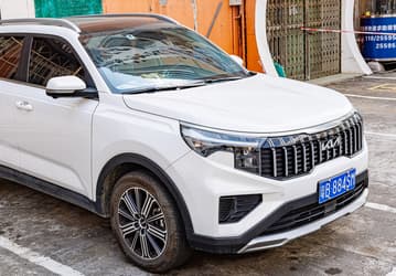 Другой Kia Sportage со 160-сильным мотором и «автоматом» подешевел в России. Модель также предлагают с 2-летней гарантией, но дороже на миллион рублей
