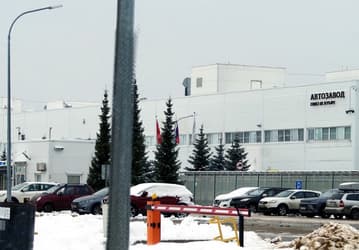 Под слоем снега. Территория бывшего завода Nissan под завязку забита российскими Xcite 7 и Xcite 8, которые пытаются  распродать с огромными скидками