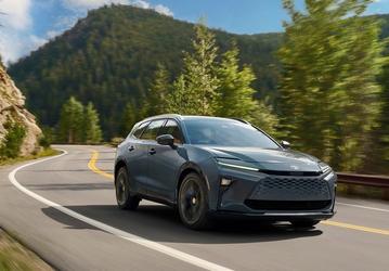 Новейшая Toyota на платформе Camry и RAV4 с расходом 6,5 л на 100 км. В России начали продавать Toyota Crown Signia