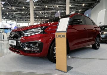 Долгожданная новинка АвтоВАЗа, которая оказалась гораздо медленнее, чем Granta. Серийное производство Lada Iskra стартует 19 апреля — через 55 лет после выпуска первых «Жигулей»