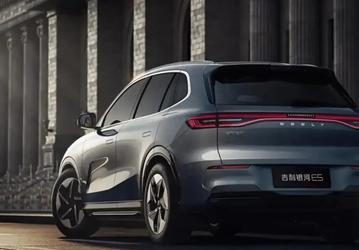 Дешёвый Geely, копирующий Porsche Macan и Mercedes-Benz EQC, едет в Россию. Раскрыты комплектации Geely Galaxy E5