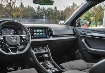 Новый конкурент Hyundai Tucson и Kia Sportage. Skoda Karoq 2025 получил новые дизельные версии и полный привод