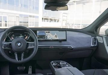  BMW iX xDrive60 2026 получил четырехзонный климат-контроль и адаптивную пневмоподвеску