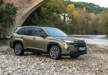 Внедорожники Subaru Forester нового поколения привезут в Россию. Дилеры рассказали, когда это случится