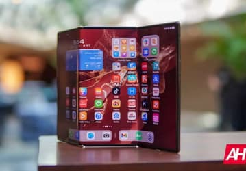 Теперь Samsung нужно догонять Huawei. Складывающийся втрое Galaxy Z Fold будет иметь не такую конструкцию, как Mate XT