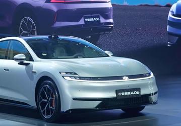 Представлен Changan Qiyuan A06 — гибридный лифтбэк с холодильником, способный проехать 240 км без бензина —  от 110 тыс. юаней (1,25 млн рублей)